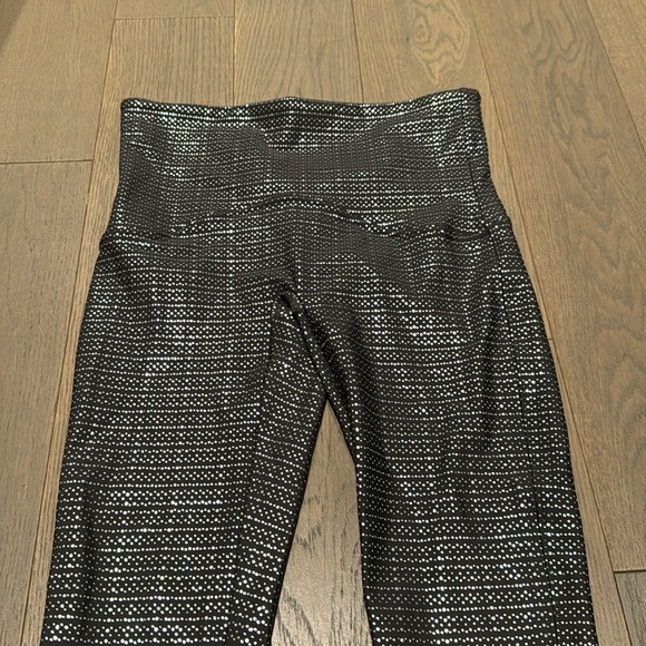 Spanx Size M Metallic Dot Print Active 7/8 Nylon High Waisted Legging - Picture 4 of 12